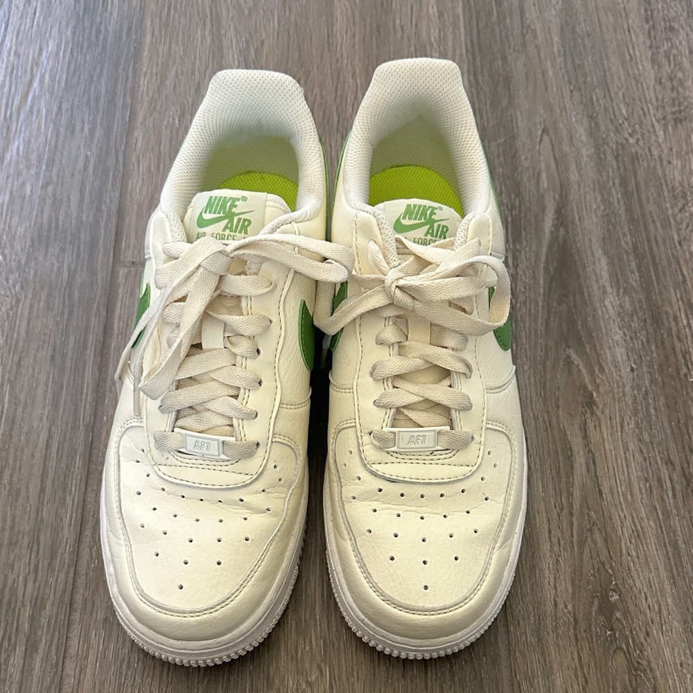 Nike Air Force 1 in Cream and Green